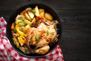 Pişmiş tavuk ve sebze.