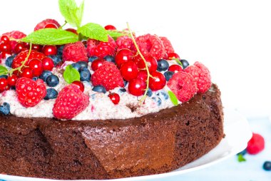 Taze dutlu çikolatalı pasta.