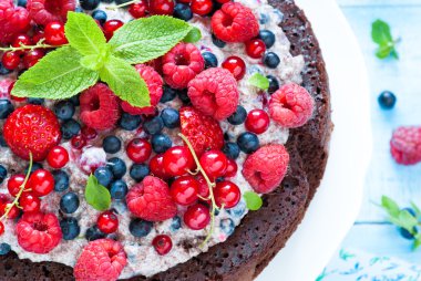 Taze dutlu çikolatalı pasta.