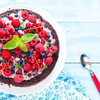 Taze dutlu çikolatalı pasta.