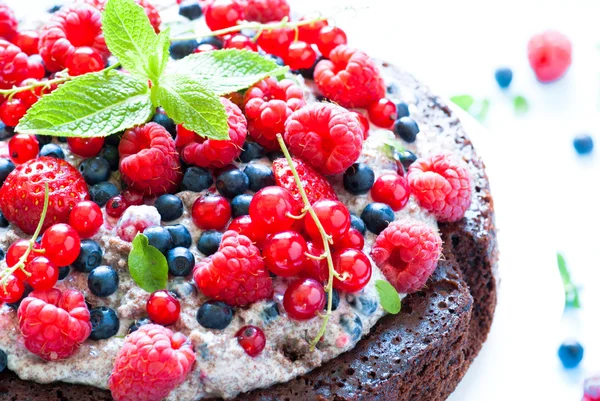 Schokoladenkuchen mit frischen Beeren — Stockfoto