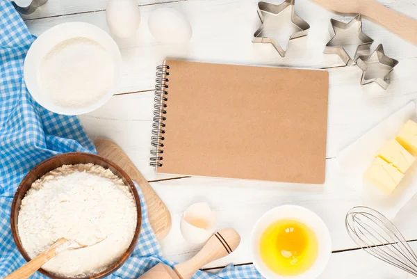 Bakken ingrediënten op wit. — Stockfoto