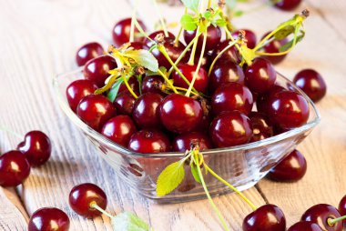 Ahşap masa üzerinde taze kiraz.