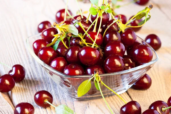 Ahşap masa üzerinde taze kiraz.