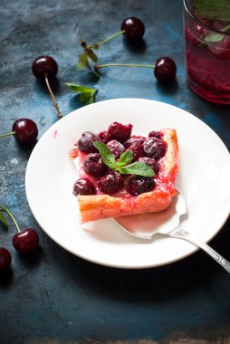 Ev yapımı vişneli turta 