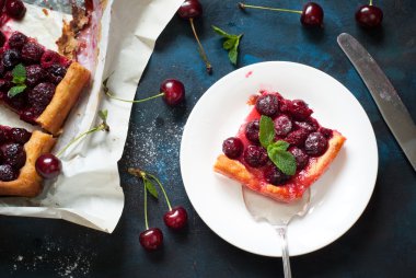 Ev yapımı vişneli turta 