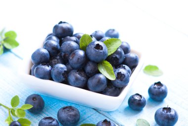 Beyaz tabak içinde taze blueberriaes