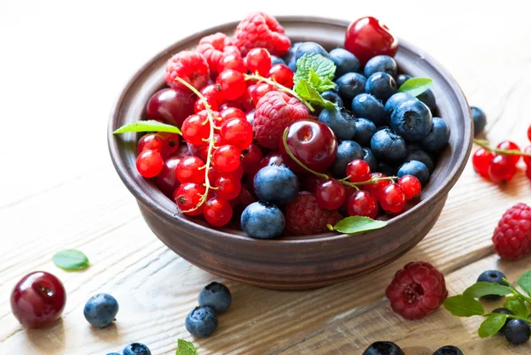 çeşitli yaz meyveleri