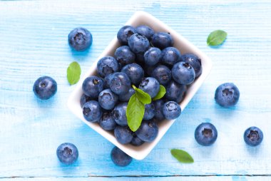 Beyaz tabak içinde taze blueberriaes