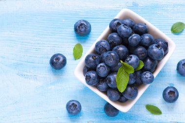 Beyaz tabak içinde taze blueberriaes