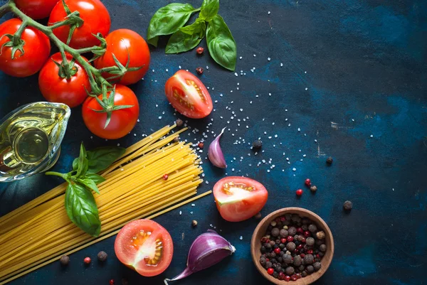 Ingredients for cooking Italian pasta — Stock Photo, Image