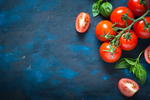 Pomidorami i bazylią — Zdjęcie stockowe