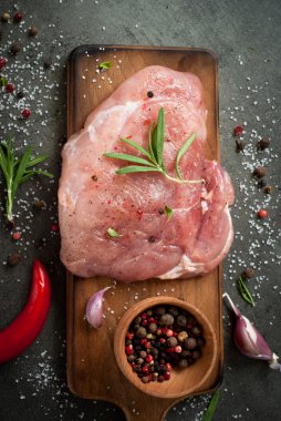 pişmemiş domuz eti