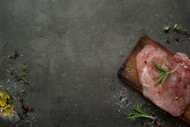 pişmemiş domuz eti