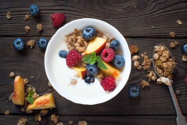 Yoğurt Granola ve taze çilek ile