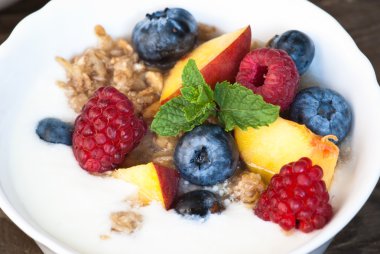 Yoğurt Granola ve taze çilek ile