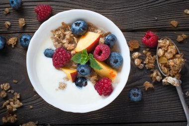Yoğurt Granola ve taze çilek ile