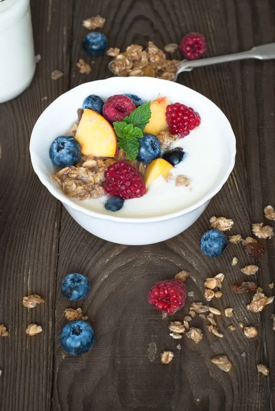 Йогурт з гранолою та свіжими ягодами — стокове фото