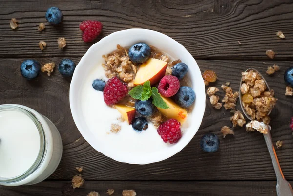 Joghurt mit Müsli und frischen Beeren — Stockfoto