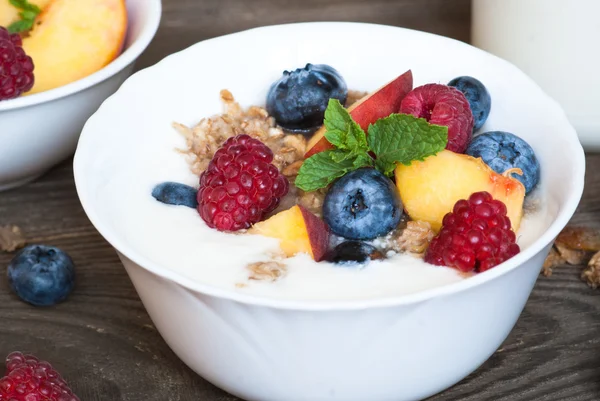 Jogurt s müsli a čerstvé jahody — Stock fotografie