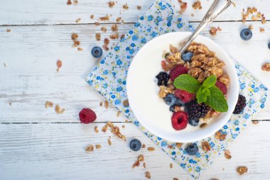 Yoğurt Granola ve taze çilek ile