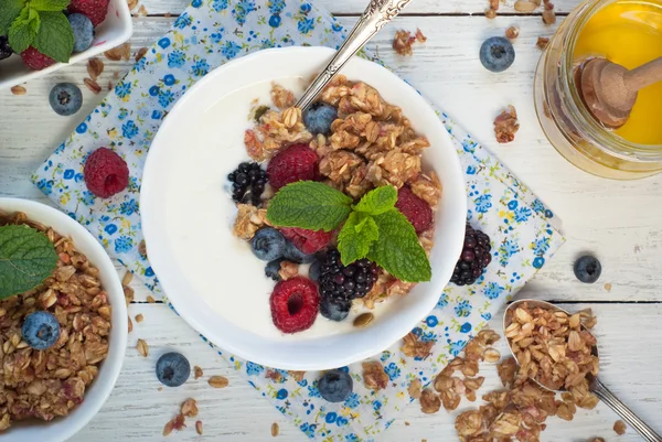 Joghurt, Granola, és a friss bogyós gyümölcsök — Stock Fotó