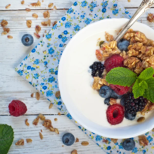 Iogurte com Granola e bagas frescas — Fotografia de Stock