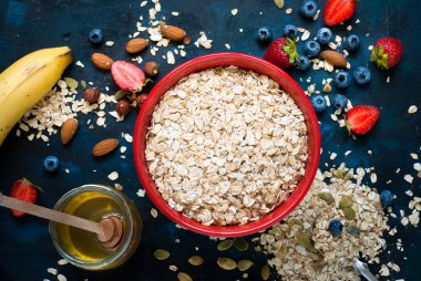 Granola ya da yulaf ezmesi için malzemeler.