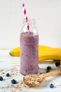Yaban mersini milkshake şişelerde