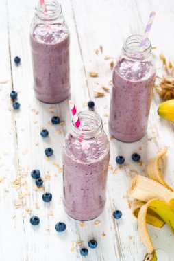 Yaban mersini milkshake şişelerde