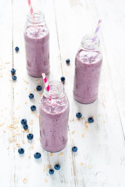 Yaban mersini milkshake şişelerde