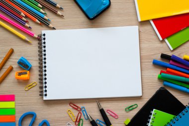 Okul ve ofis kağıtları.