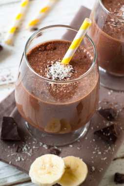 Çikolatalı muz smoothie