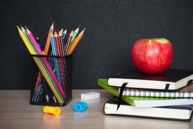 Okul malzemeleri üzerinde sınıf tablo