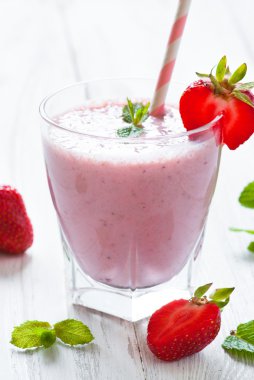 Taze çilekli milkshake.