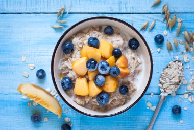 Yulaf ezmesi şeftali ve yaban mersini.