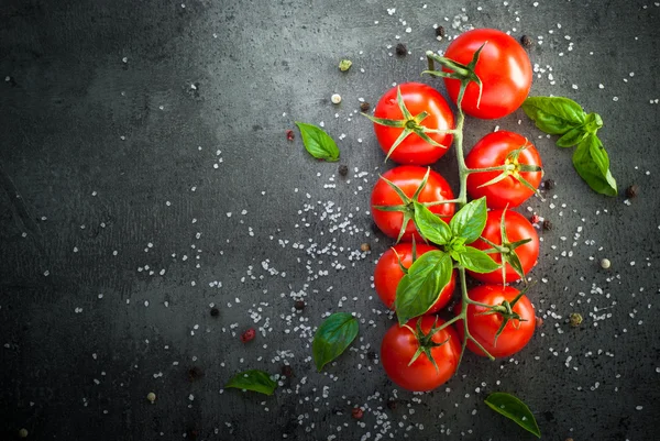 Färska körsbärstomater på en svart — Stockfoto