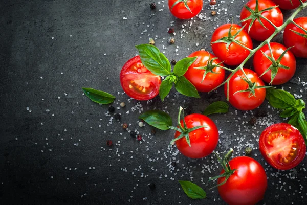 Los tomates frescos de guinda a negro —  Fotos de Stock