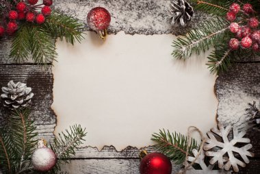 Noel süslemeleri ile eski kağıt levha.