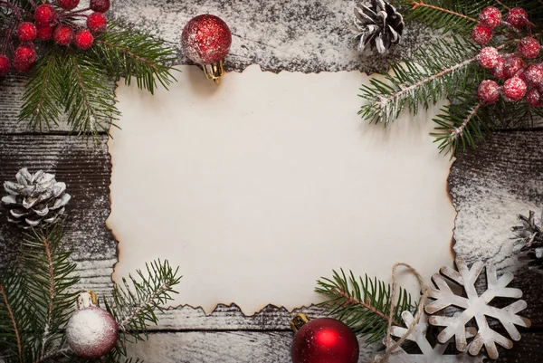 Hoja de papel vieja con decoraciones de Navidad . — Foto de Stock