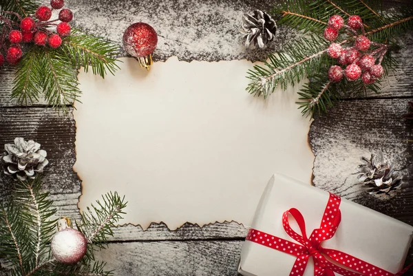 Hoja de papel vieja con decoraciones de Navidad . —  Fotos de Stock