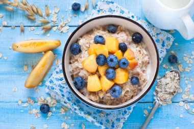 Yulaf ezmesi şeftali ve yaban mersini.