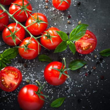 Bir siyah taze kiraz domates