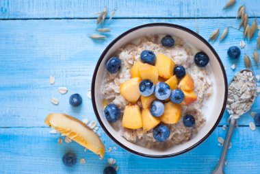 Yulaf ezmesi şeftali ve yaban mersini.