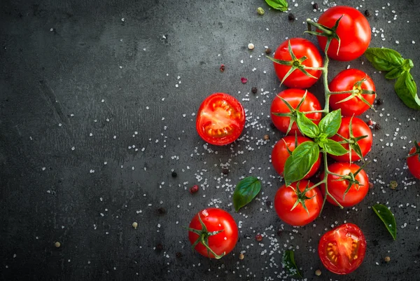 Los tomates frescos de guinda a negro — Foto de Stock