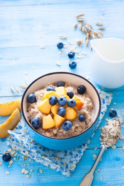 Yulaf ezmesi şeftali ve yaban mersini.