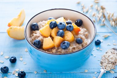 Yulaf ezmesi şeftali ve yaban mersini.