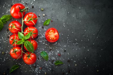 Bir siyah taze kiraz domates