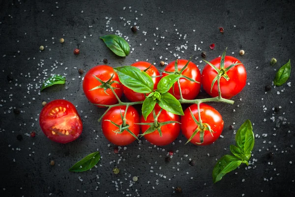 Свежие помидоры черри на черном — стоковое фото