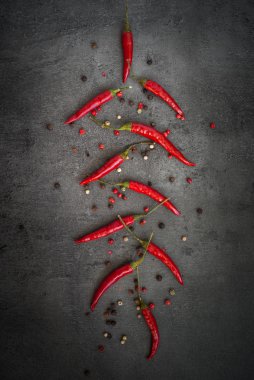 Rosemary, biber ve sarımsak koyu arka plan üzerinde